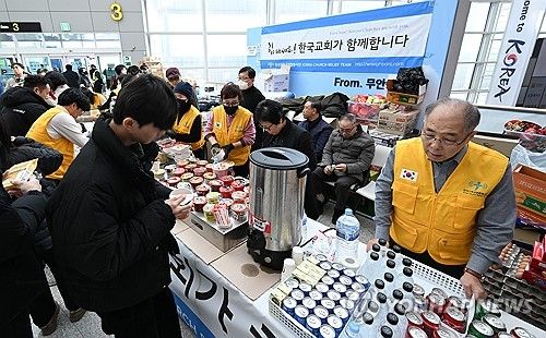 식사 나눠주는 배식봉사자들