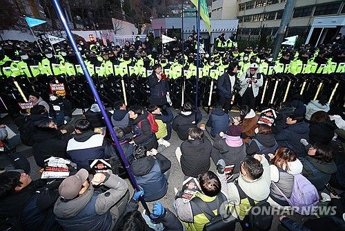 대통령 관저 정문 앞에서 구호 외치는 민주노총·윤석열 퇴진비상행동