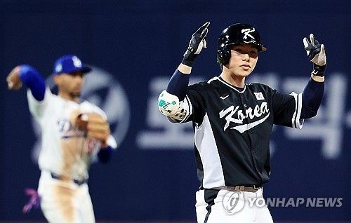 김혜성, 우측 담장 직격 2루타