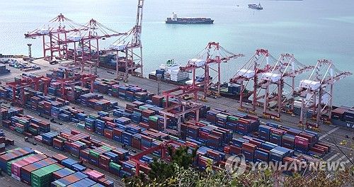 선적 및 하역작업 중인 부산항 신선대 부두