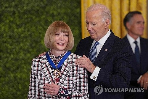(워싱턴DC AFP=연합뉴스)4일(현지시간) 미 백악관에서 대통령 자유의 메달을 받는 애나 윈터. 2025.1.5 photo@yna.co.kr