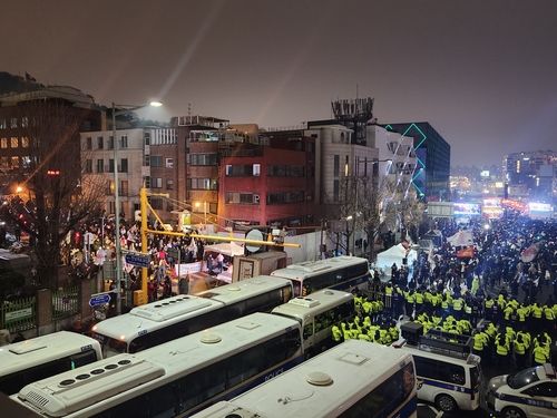 탄핵 반대 집회 참가자들(왼쪽)과 탄핵 집회 참가자들