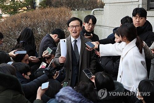 취재진 질문 답하는 배진한 변호사