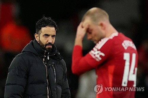 씁쓸한 표정으로 선수를 바라보는 맨유 후벵 아모링 감독 