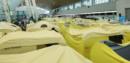 공항 빼곡히 차지한 유족 텐트