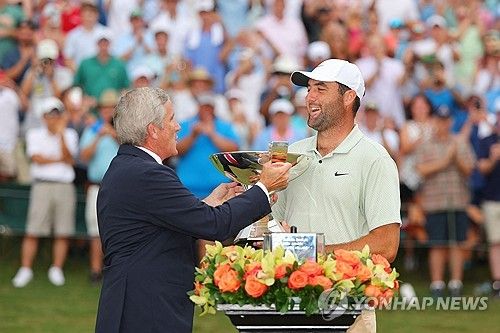 2024년 투어 챔피언십 우승자 스코티 셰플러(오른쪽)