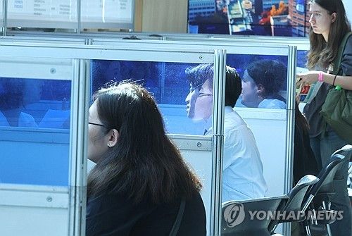 채용 상담 하는 외국인 유학생들