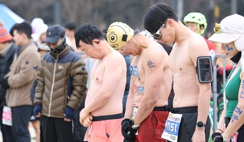 묵념하는 참가자들