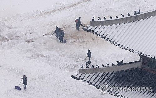수도권 대설특보에 제설 작업
