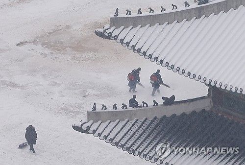 수도권 대설특보에 제설 작업