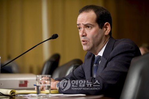 CS의 나치 관련 계좌 은폐 의혹을 조사하는 닐 바로프스키 감독관. [EPA=연합뉴스 자료사진]