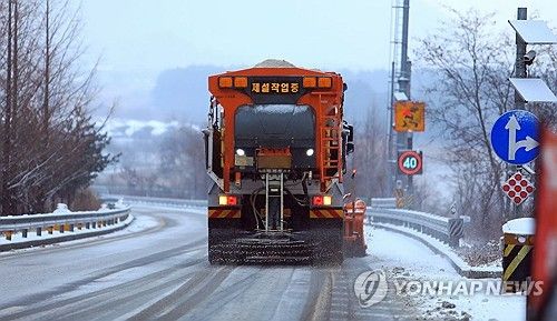 도로 제설 작업하는 차량