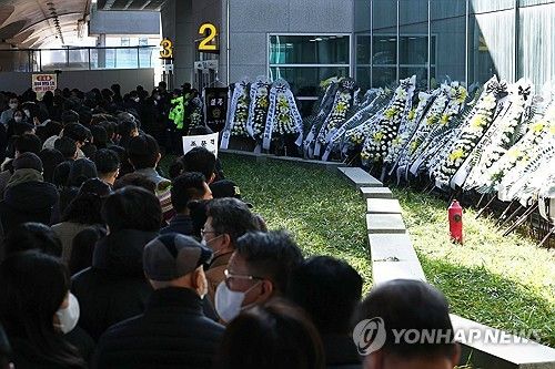 이어지는 추모 발걸음