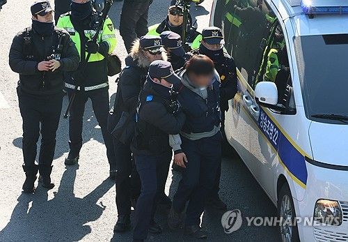 연행되는 민주노총 조합원