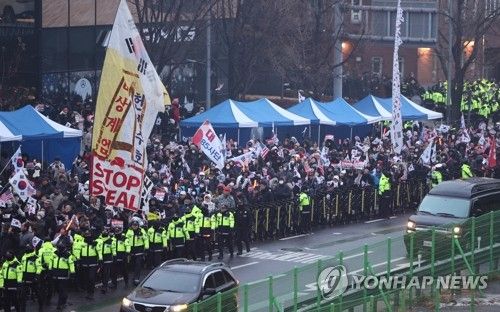 관저 앞 구호 외치는 윤석열 대통령 지지자들