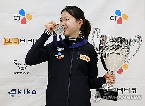 '빙속여제' 김민선, 메달과 트로피 들고