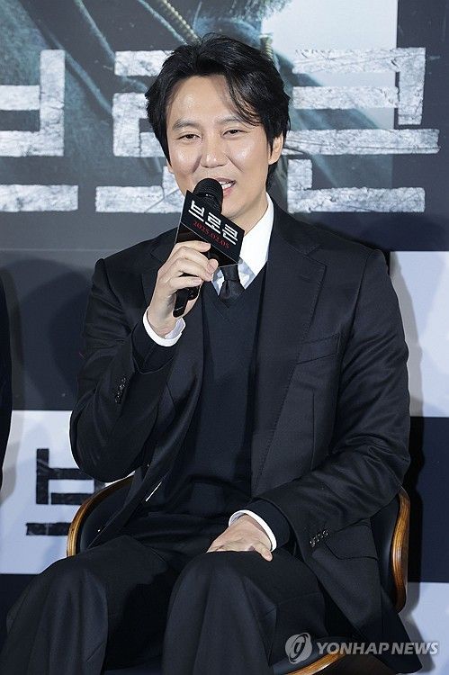 마이크 잡은 김남길