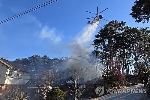 강릉 산불 진화 나선 헬기