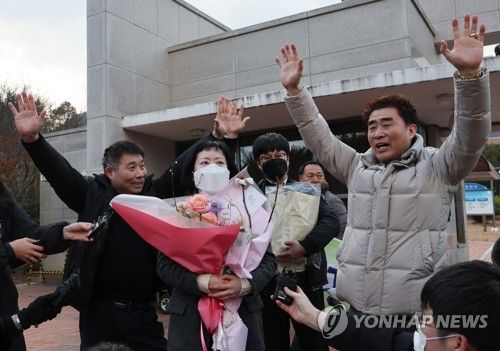 '재심 무죄'…교도소 밖으로 나오는 무기수 김신혜