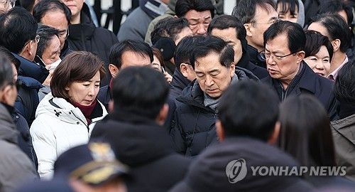 관저 앞 국민의힘 의원들