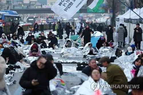 尹 체포영장 만료일…긴장감 속 관저 인근선 찬반 밤샘 집회