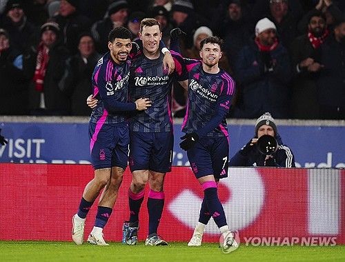 골세리머니를 펼치는 노팅엄 선수들