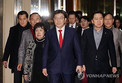 국회의장실 향하는 국민의힘 중진 의원들