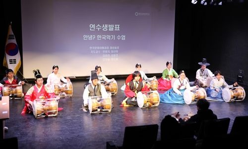 국악을 배우는 재일동포 차세대들. 