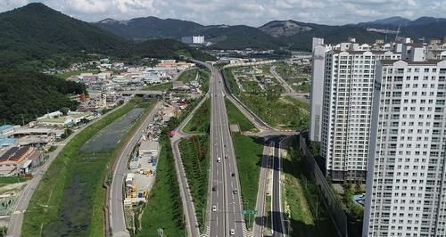 지난해 10월 선개통한 국도 58호선 김해 무계 삼계 대체 우회도로 구간