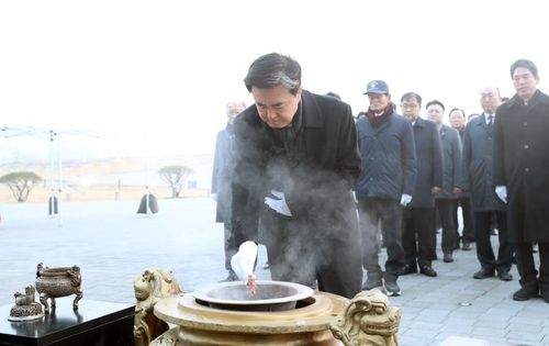 6일 충남보훈공원 충혼탑 참배하는 김태흠 충남지사