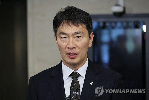 은행지주 이사회 의장 간담회 마친 후 백브리핑하는 금감원장