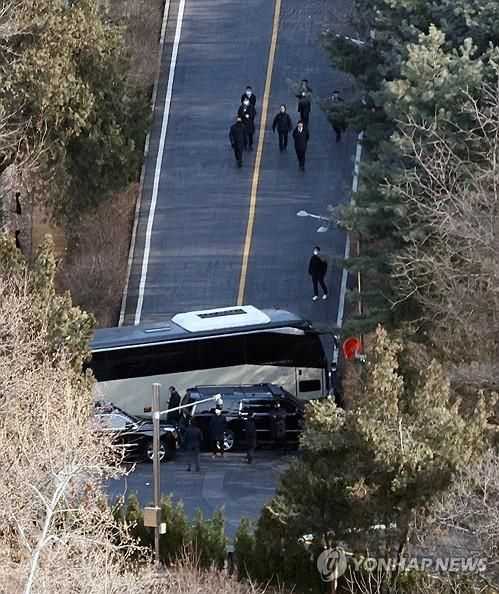 차량으로 막힌 관저 경내 도로