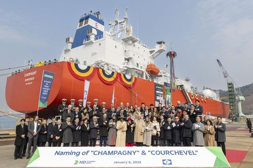 윤희성 한국수출입은행장(앞줄 왼쪽에서 11번째)이 6일 울산 HD현대미포에서 열린 친환경 선박 명명식에 참석해 기념사진을 촬영하고 있다. [수출입은행 제공]