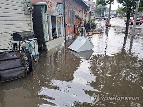 소나기성 호우에 침수된 울산 도로