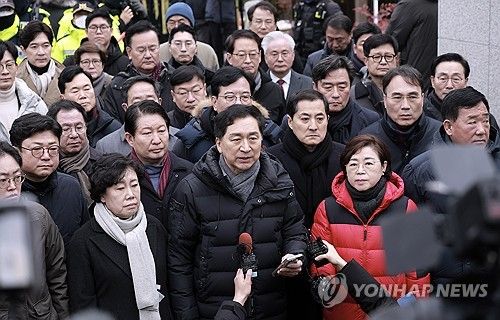 취재진에게 입장 밝히는 국민의힘 의원들