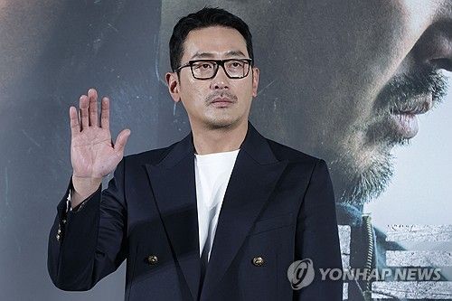 손인사하는 하정우