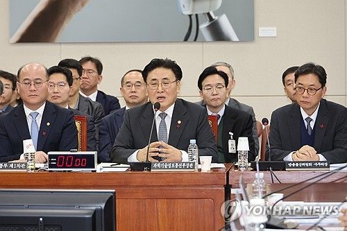 답변하는 유상임 과기부 장관