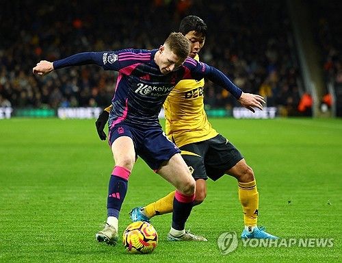 볼 경합을 펼치는 황희찬