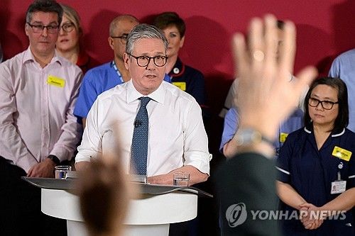 6일 기자회견 하는 스타머 총리