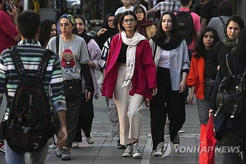이란 수도 테헤란 거리를 걷는 여성들