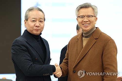 악수하는 주수호-김택우