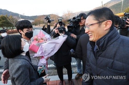 무기수에서 '재심 무죄'…출소하는 김신혜 씨