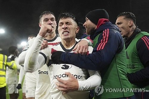 선제골을 넣고 기뻐하는 맨유의 리산드로 마르티네스