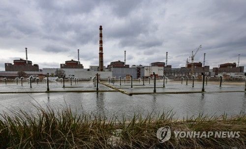 우크라이나 자포리자 원자력 발전소와 인근 냉각수 연못 