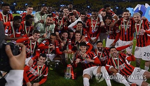 우승의 기쁨을 나누는 AC밀란 선수들.