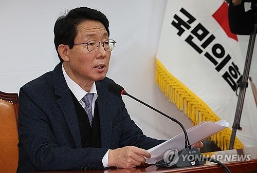 현안 관련 브리핑 하는 김상훈 정책위의장