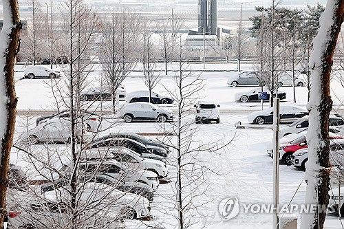 눈 내린 무안국제공항 주차장
