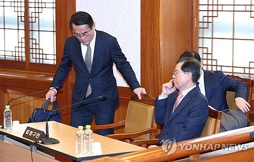 윤 대통령 탄핵심판 변론준비기일 입장하는 윤 대통령 법률대리인