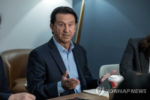 인터뷰하는 무뇨스 사장