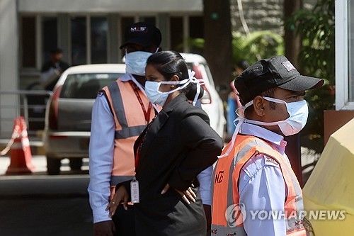HMPV 확산에 마스크 쓴 인도 시민들